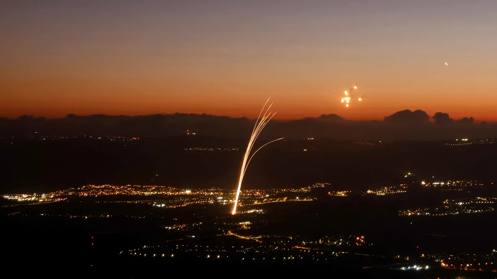 لحظة اعتراض الدفاعات الإسرائيلية صاروخا أطلق من اليمن (فيديو)