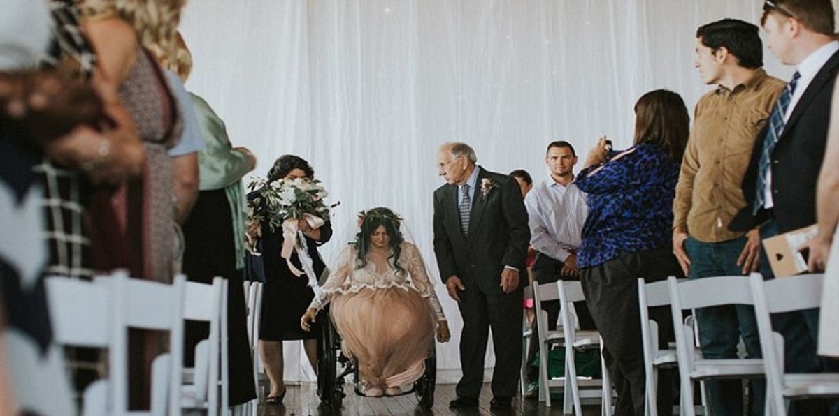 بالفيديو والصور.. عروس مقعدة تفاجىء عريسها بمشيها ليلة زفافها