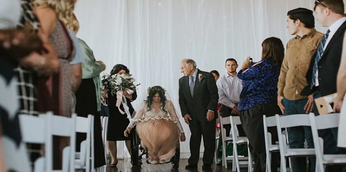 بالفيديو والصور.. عروس مقعدة تفاجىء عريسها بمشيها ليلة زفافها