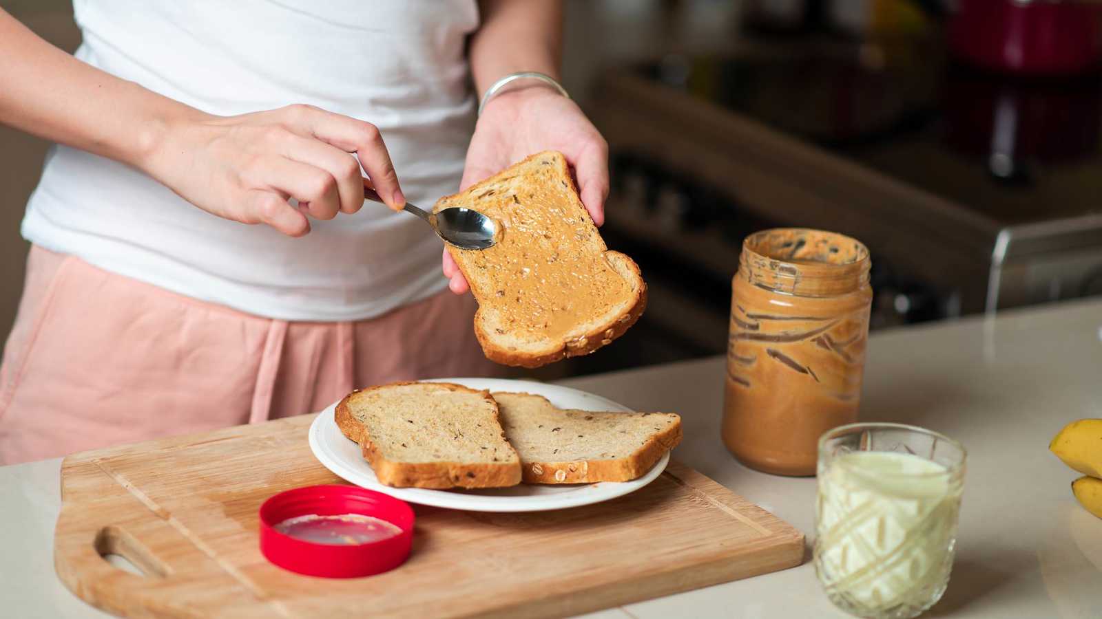 ماذا سيحدث لجسمك عند تناول زبدة الفول السوداني يوميًا؟