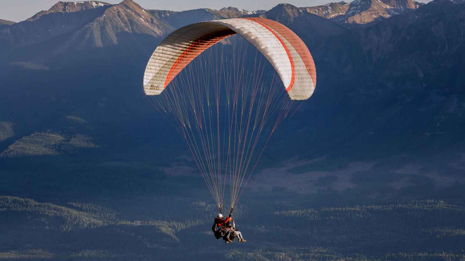 إسبانيا.. وفاة مظلي إثر سقوطه في موقع سياحي شهير