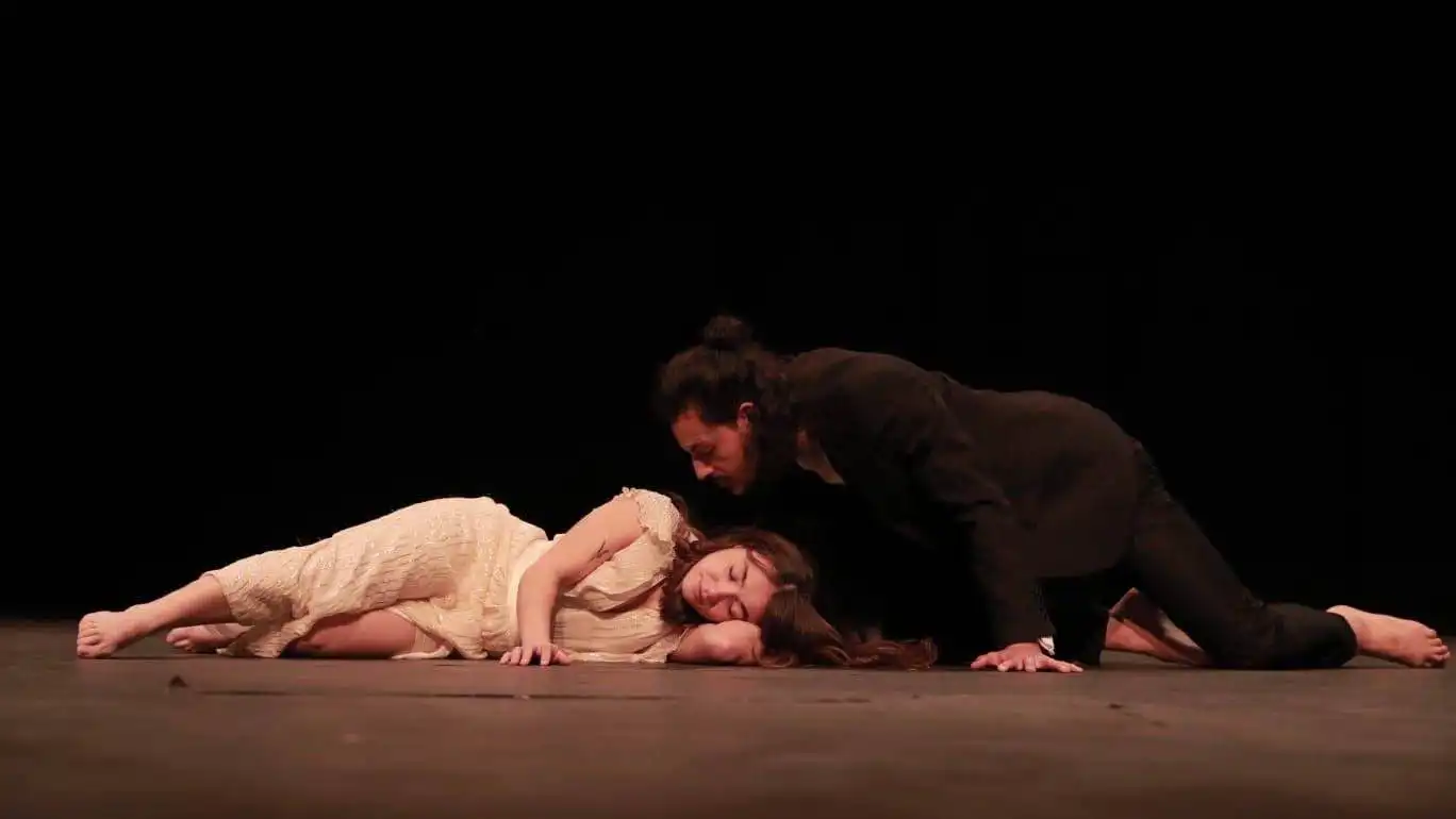 "حب في شبه مدينة".. مسرحية لبنانية تقاوم الخراب (صور)