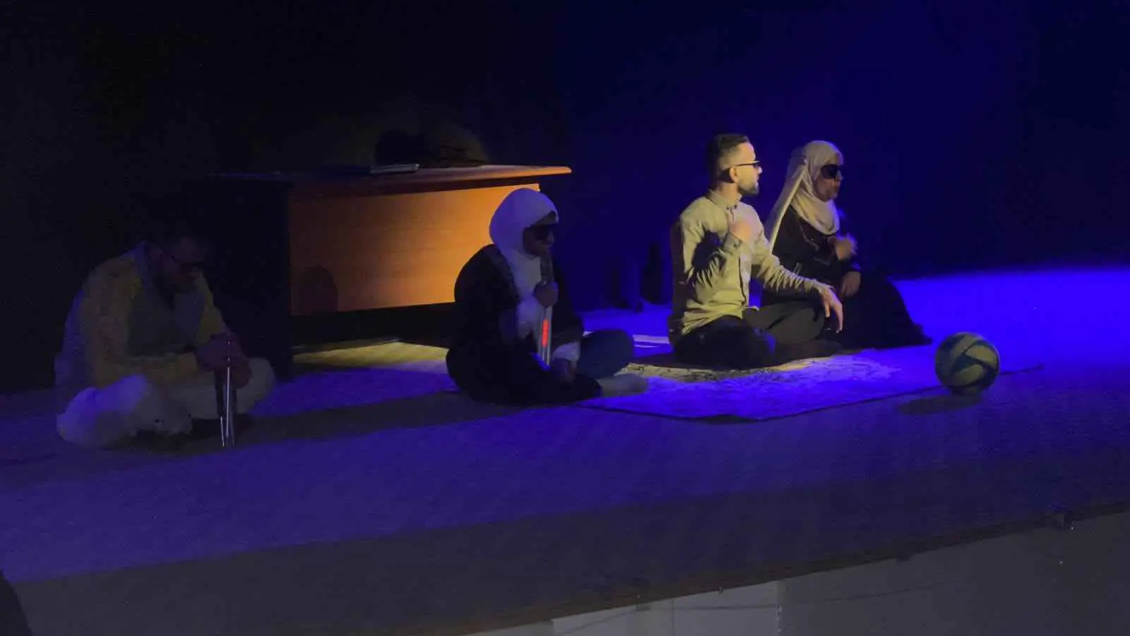 فرقة مسرحية من المكفوفين تقدم عرضها الأول في العراق (فيديو)