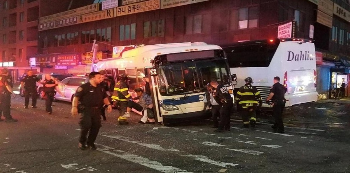 مصرع ثلاثة أشخاص وإصابة 16 في تصادم حافلتين بمدينة نيويورك