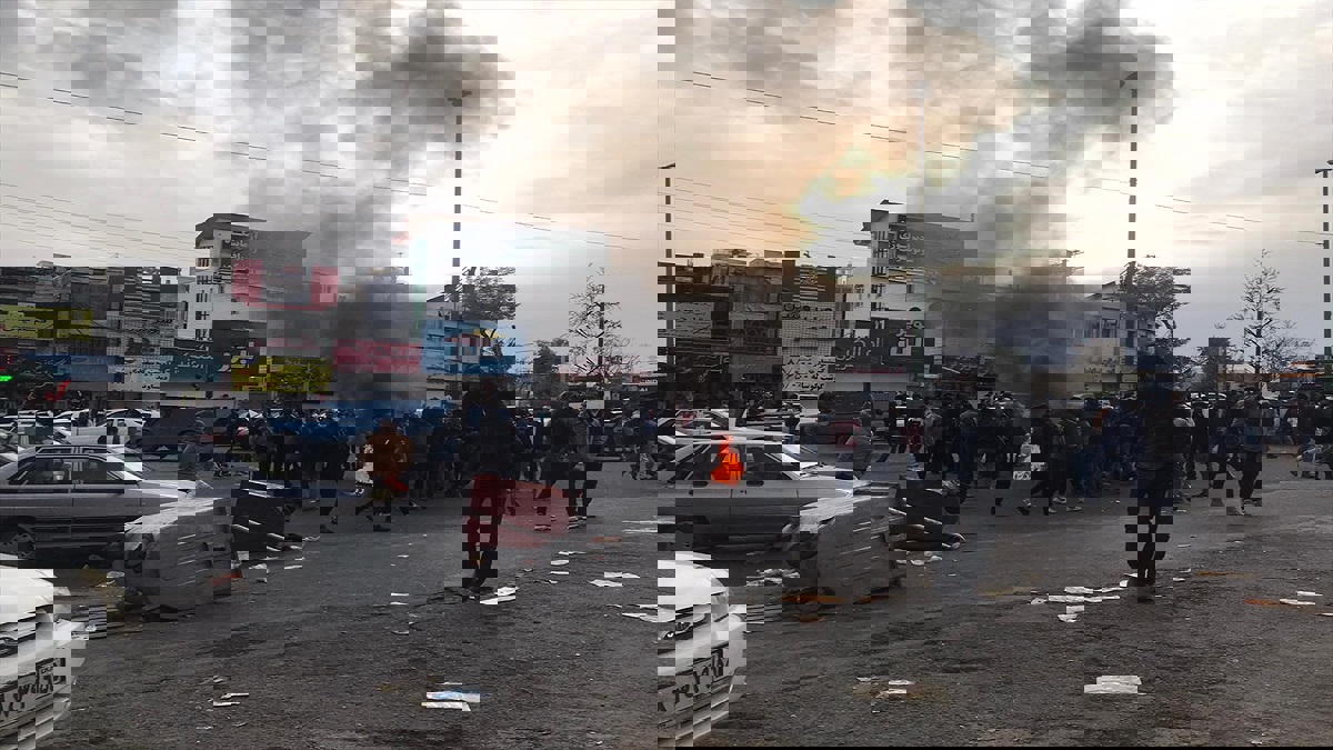 تمزيق صور قاسم سليماني في مظاهرات طهران (صورة)