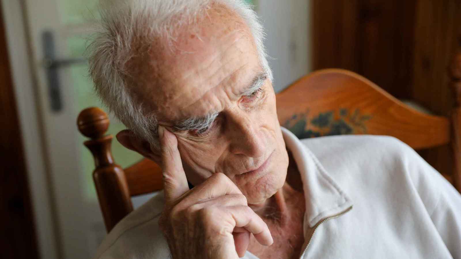 الجلوس الطويل يسرّع شيخوخة الدماغ لدى كبار السن