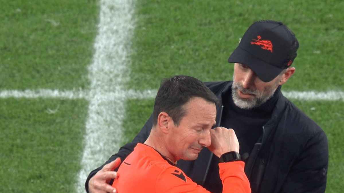 أجهش بالبكاء.. لماذا انهار حكم مباراة أستون فيلا ولايبزيغ؟ (فيديو)