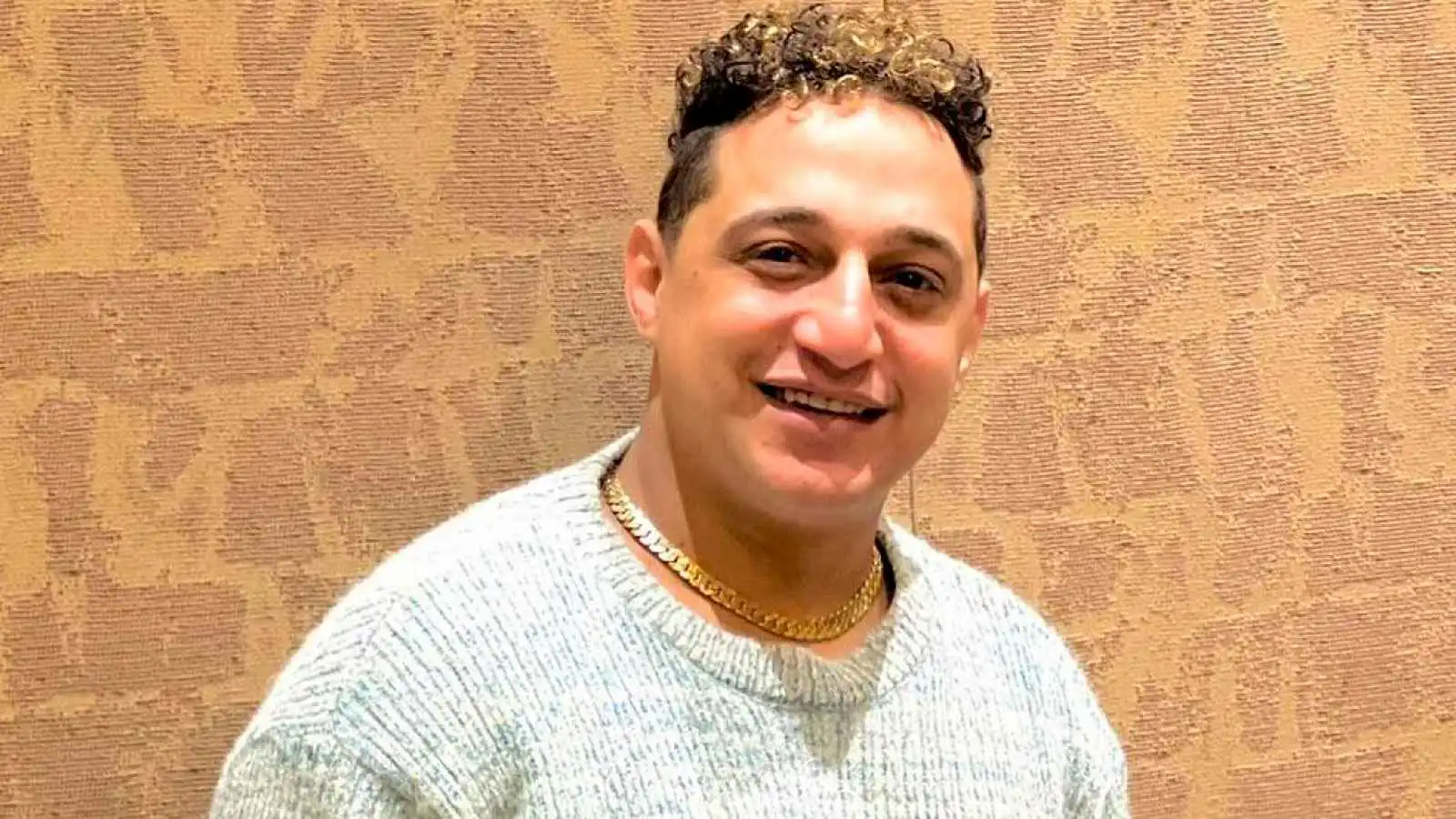 تنفيذا لوصية والدته.. المغني رضا البحراوي يعتزل الغناء (فيديو)