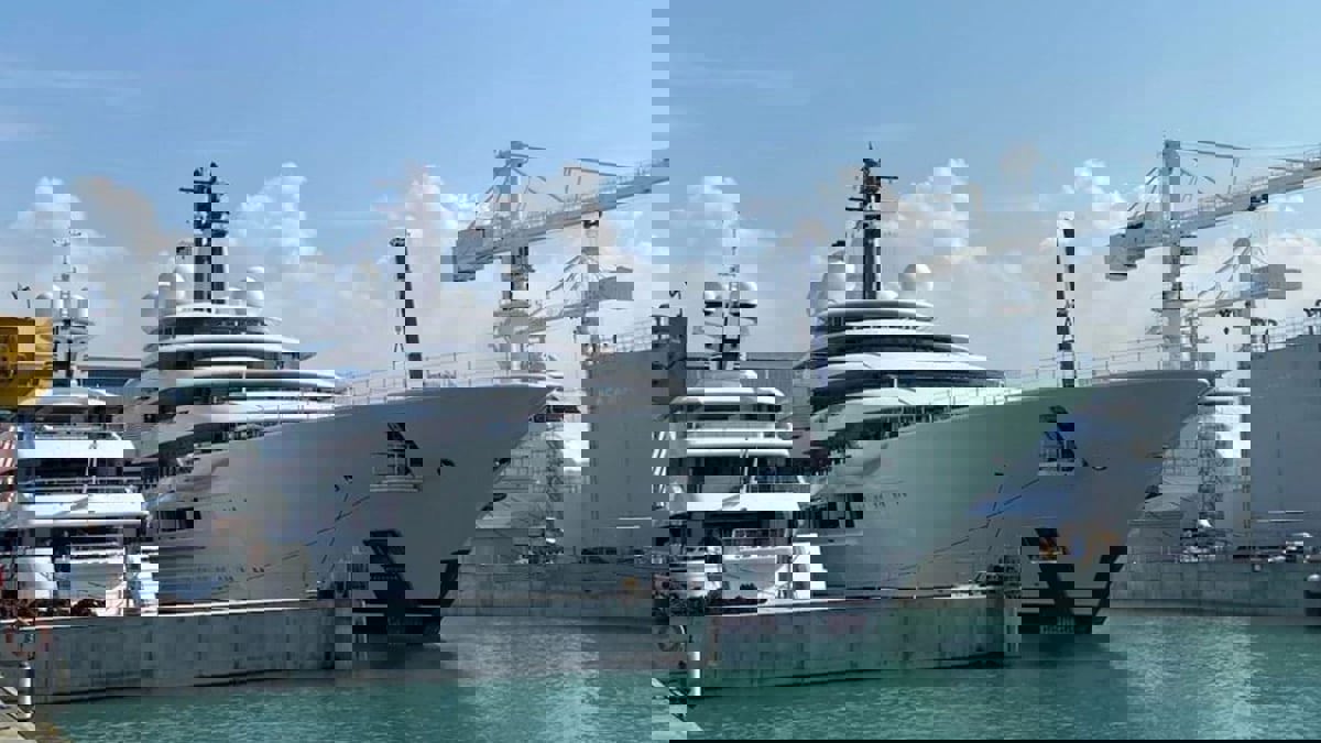 تقرير : يخت "شهرزاد" المرجح أنه لبوتين يغادر إيطاليا هربًا من العقوبات