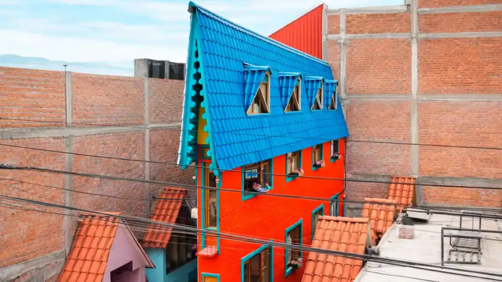 أضيق منزل في العالم.. هل يدخل "غينيس"؟ (فيديو)