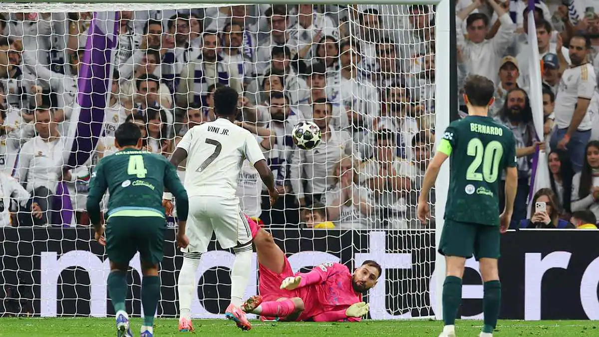 تنفيذ كارثي.. فينيسيوس يهدر ضربة جزاء أمام مانشستر سيتي (فيديو)