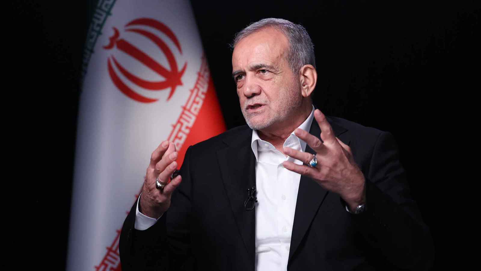 منع صادرات النفط.. قرار ترامب يهوي بالعملة الإيرانية