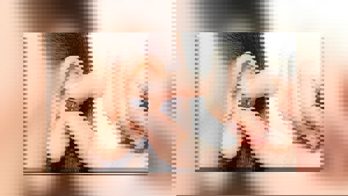 الكويت.. ضبط "بدون" يبيع سماعات للغش بأكثر من ألفي دولار لطلبة الثانوية