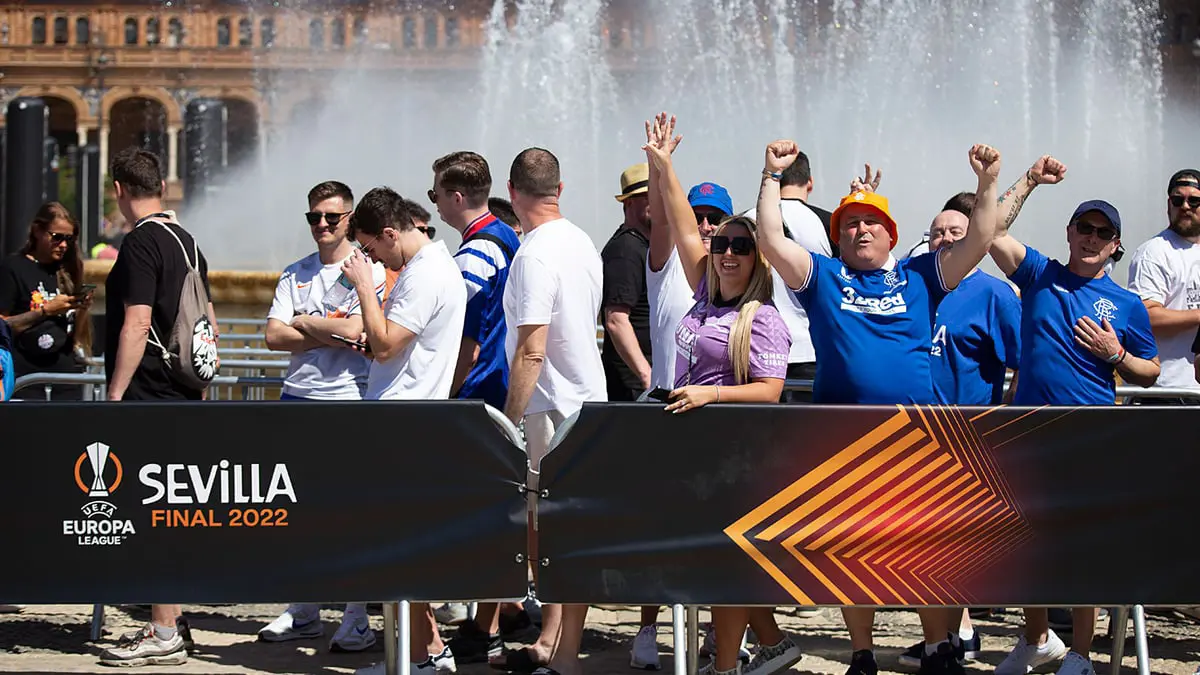 نهائي الدوري الأوروبي.. القبض على 5 مشجعين لآينتراخت بتهمة الإخلال بالنظام العام في إشبيلية (فيديو)