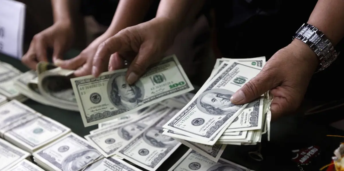 استقرار الدولار قرب أدنى مستوى له في 14 شهرًا متأثرًا بتوترات سياسية