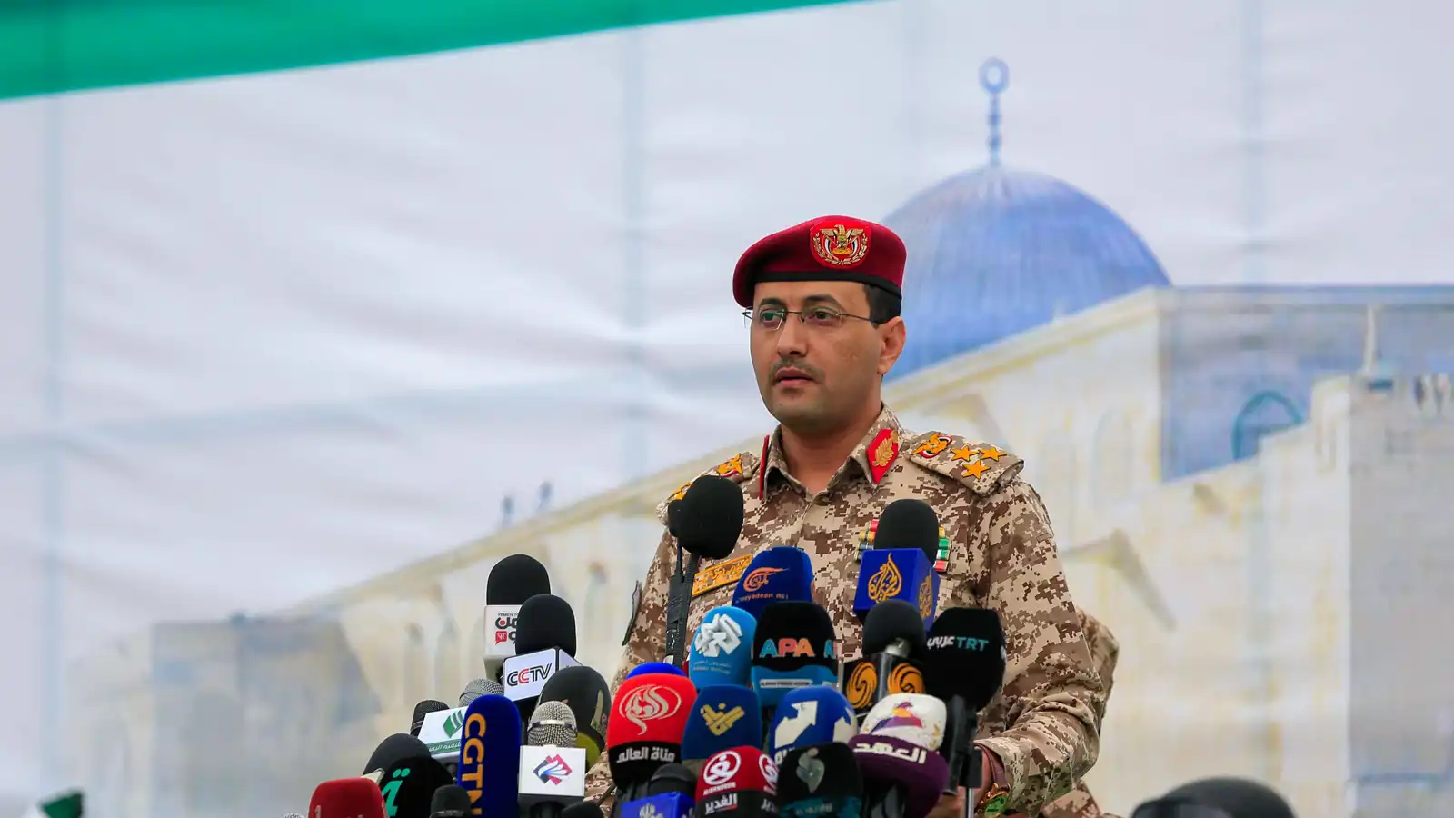 الحوثيون يعلنون استهداف مطار إسرائيلي بصاروخ "فرط صوتي"