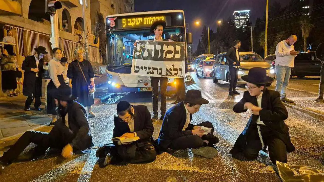 بسبب قانون التجنيد.. حركة "شاس" اليهودية تهدد بإسقاط حكومة نتنياهو