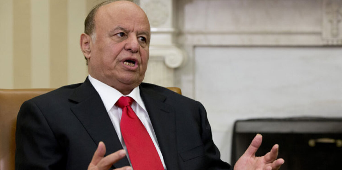 هادي يزور البنك المركزي في عدن ويتعهد بانتهاء تداعيات شُح الموارد قريبًا