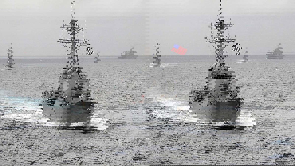 البحرية الأمريكية تعلن إنقاذ خمسة مهربي مخدرات إيرانيين في خليج عُمان