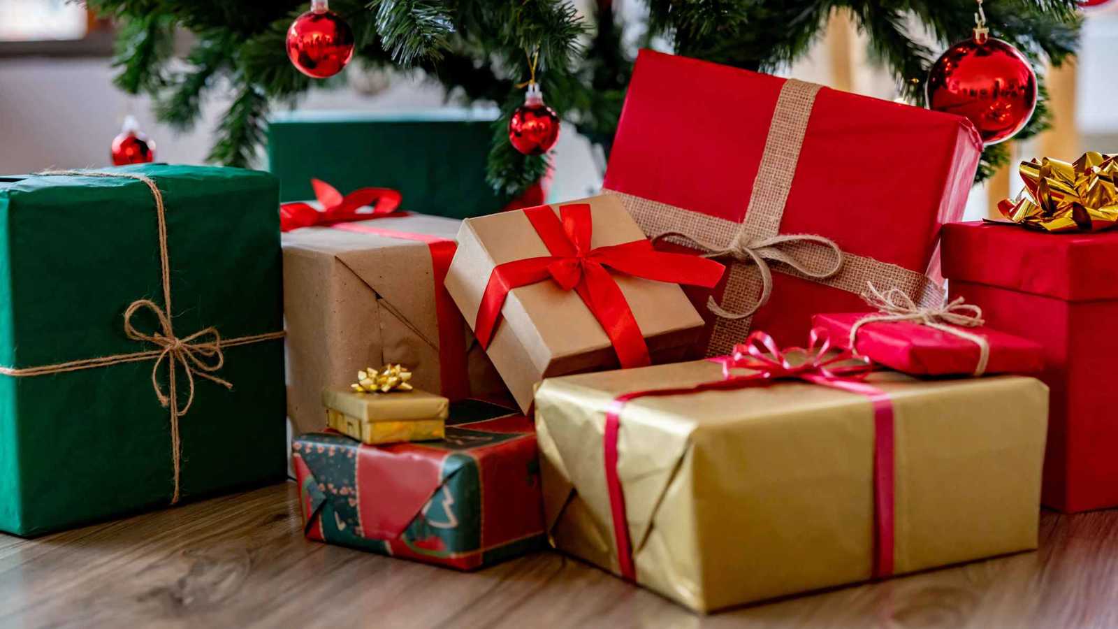 رجل يقتحم شقة ويخلد للنوم بعد فتح هدايا الكريسماس