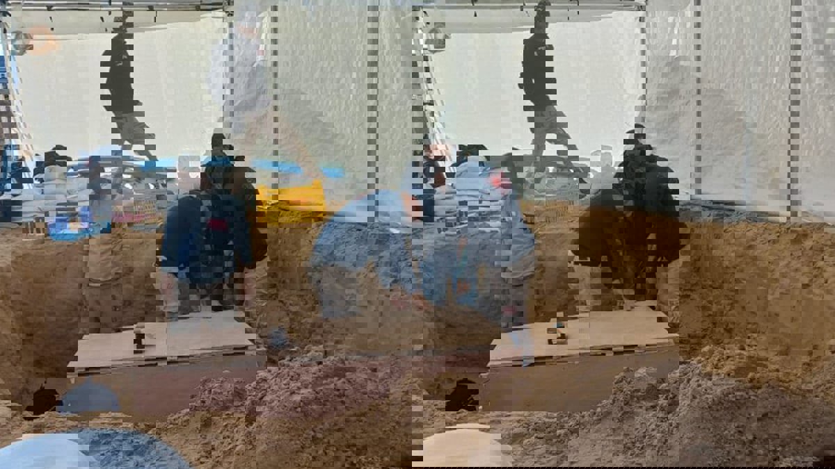 بمقبرة عمرها ألفا عام.. اكتشاف تابوت من العصر الروماني في غزة