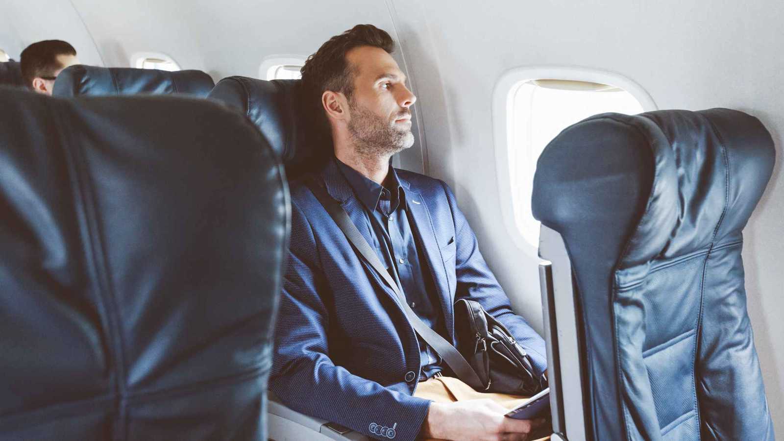 قواعد ذهبية لتجنب الإزعاج على متن الطائرة