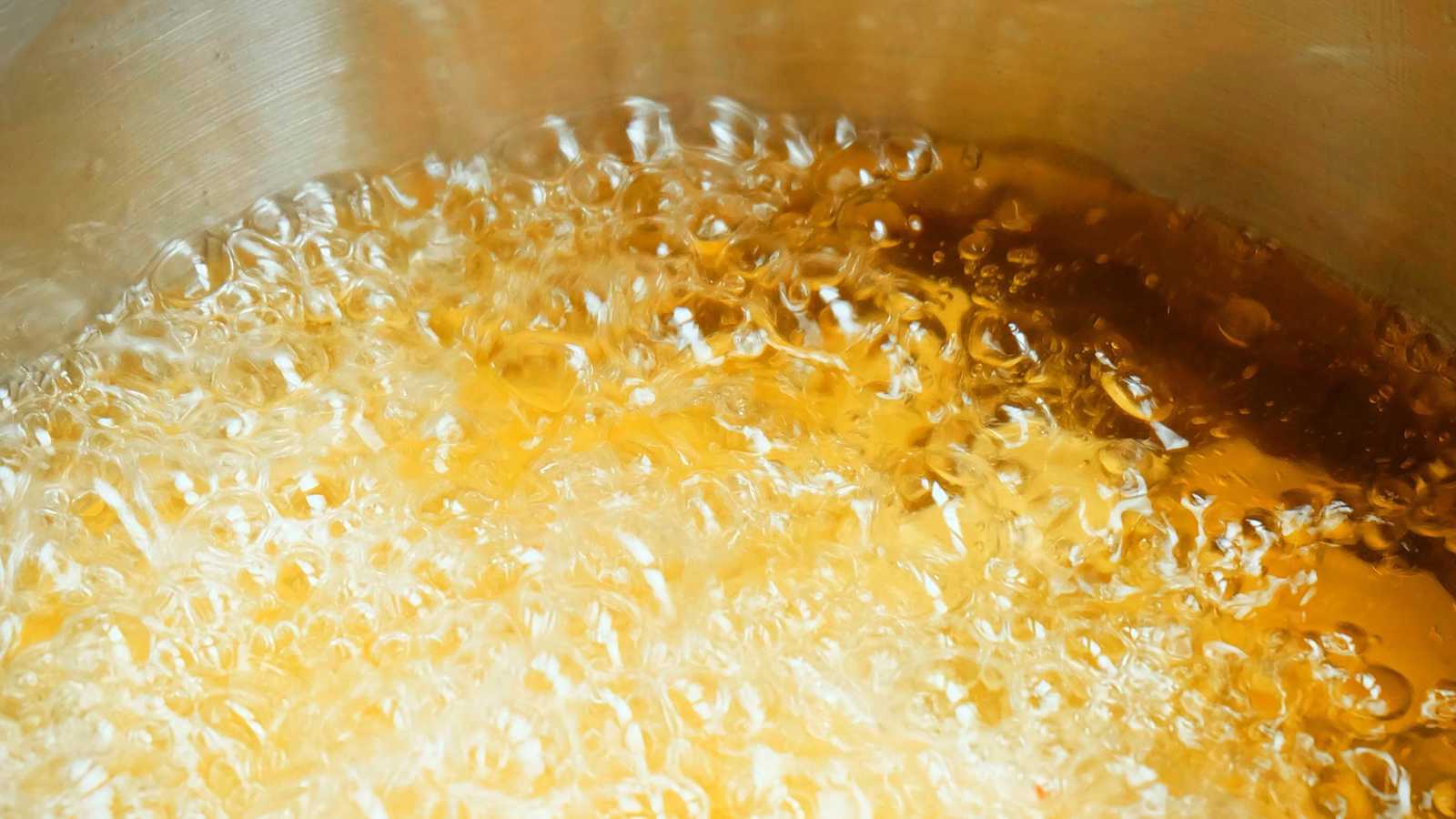 خلاف ينتهي بمأساة.. امرأة تحرق زوجها بزيت مغلي أثناء نومه