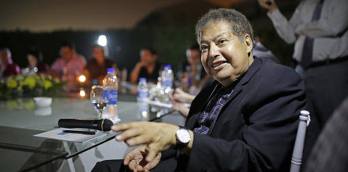 بالصور.. وصول جثمان العالم المصري أحمد زويل إلى القاهرة