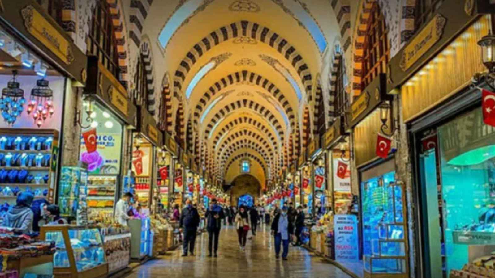 حريق مروع بجانب السوق المصري وسط إسطنبول (فيديو)