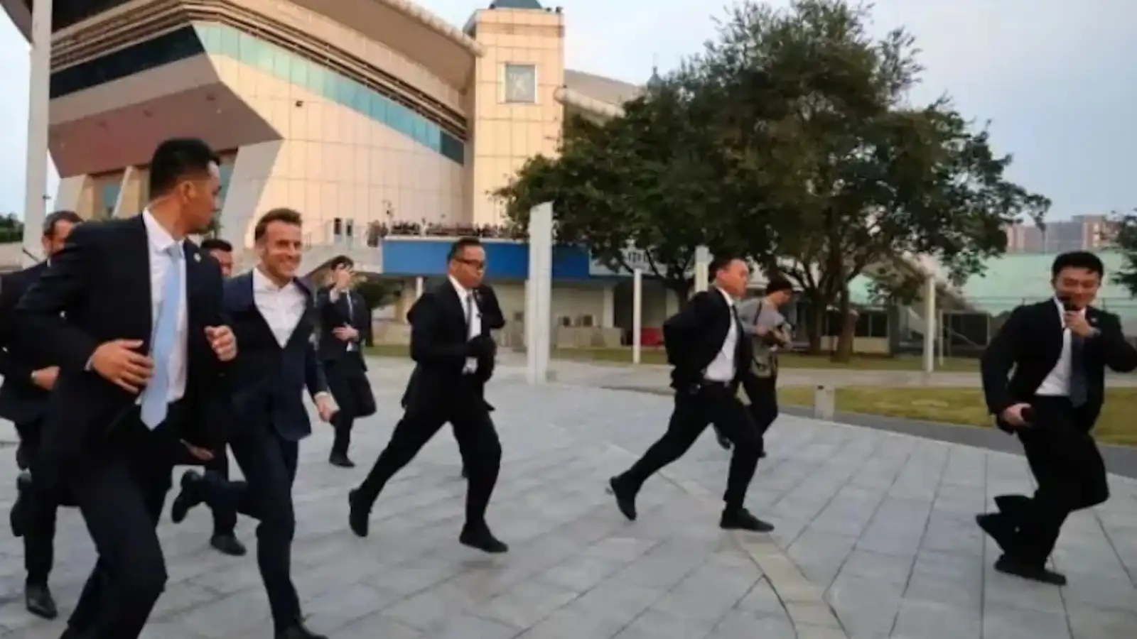 الرئيس الفرنسي يخرق البروتوكول ويهرول في الصين