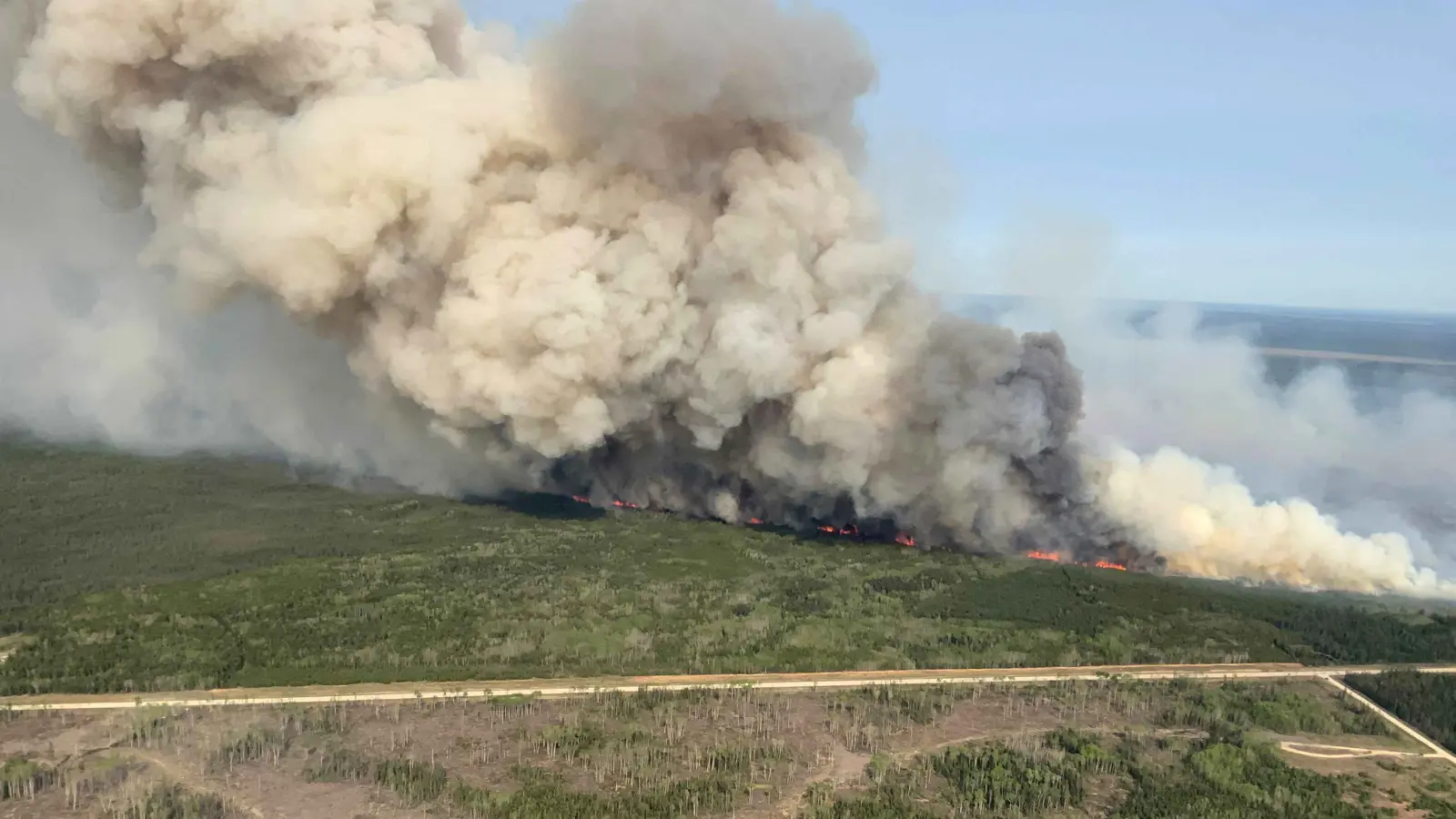 كندا تُعلن الطوارئ في إقليم ثانٍ بسبب حرائق الغابات (فيديو)