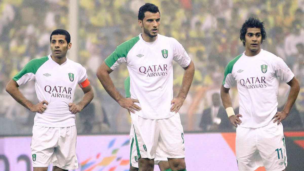 رد ناري من نجم الأهلي السعودي حول خلافه مع عمر السومة