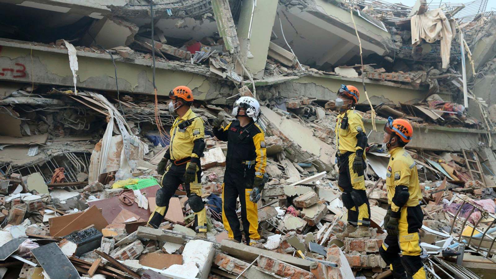 انتشال ناجٍ بعد 5 أيام من زلزال ميانمار المدمر