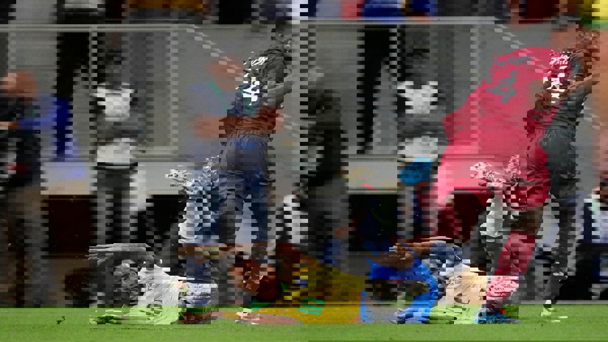 نيمار يتعرض لإصابة في الكاحل خلال مباراة البرازيل وقطر ويغيب عن كوبا أمريكا (فيديو)