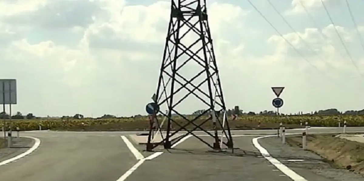 عمود كهربائي وسط شارع يتحول إلى مقصد سياحي