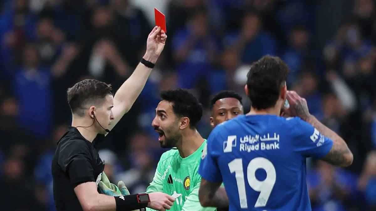 بعد طرد نواف العقيدي.. حكم ديربي الهلال والنصر في مرمى الانتقادات