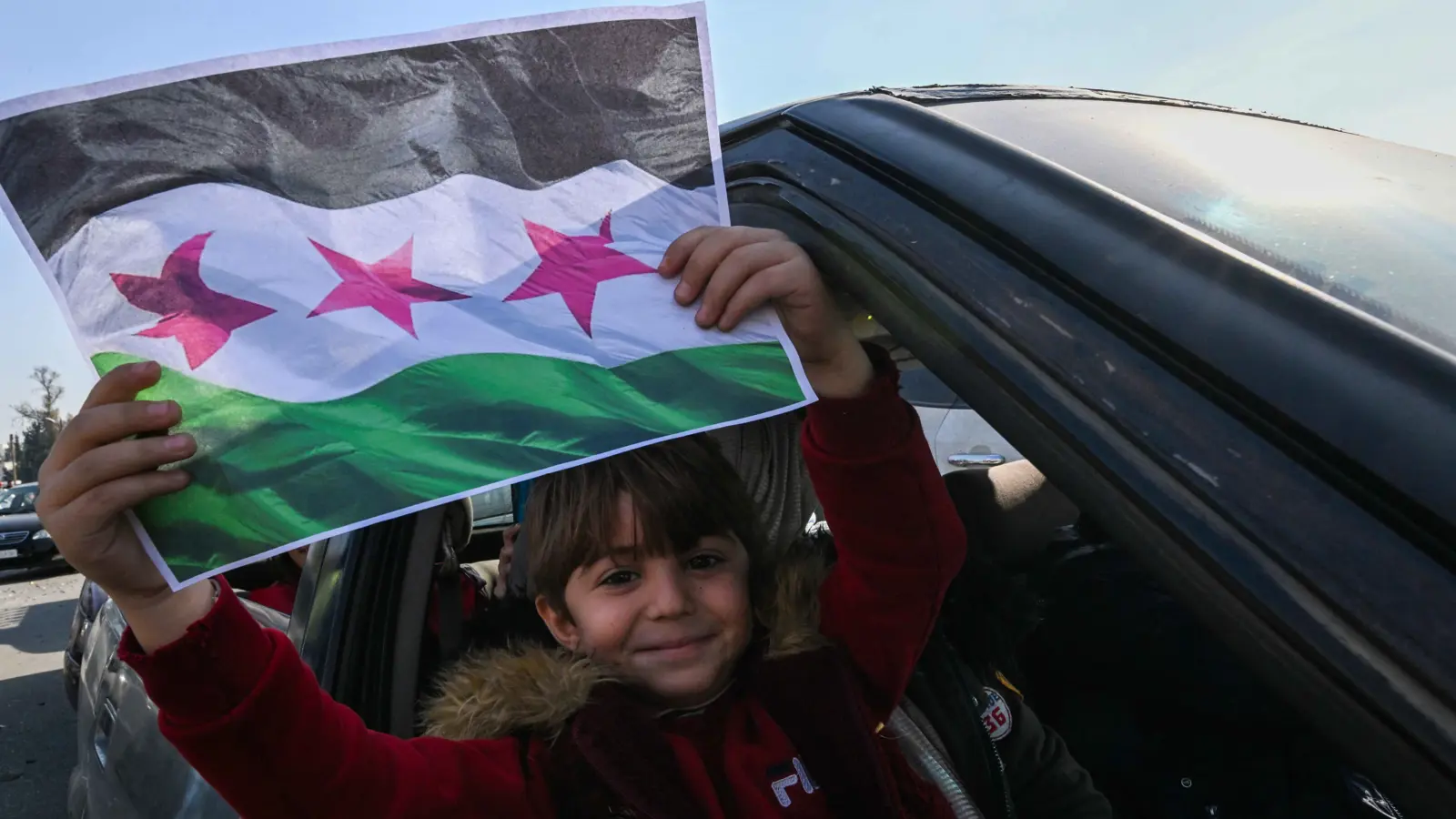 فرنسا تدرس تعليق طلبات لجوء السوريين