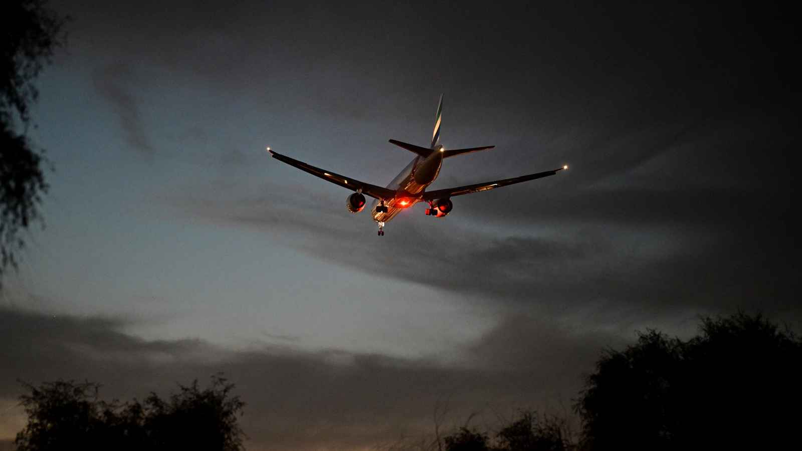 الإمارات والكويت والبحرين تعلن إعادة فتح أجوائها