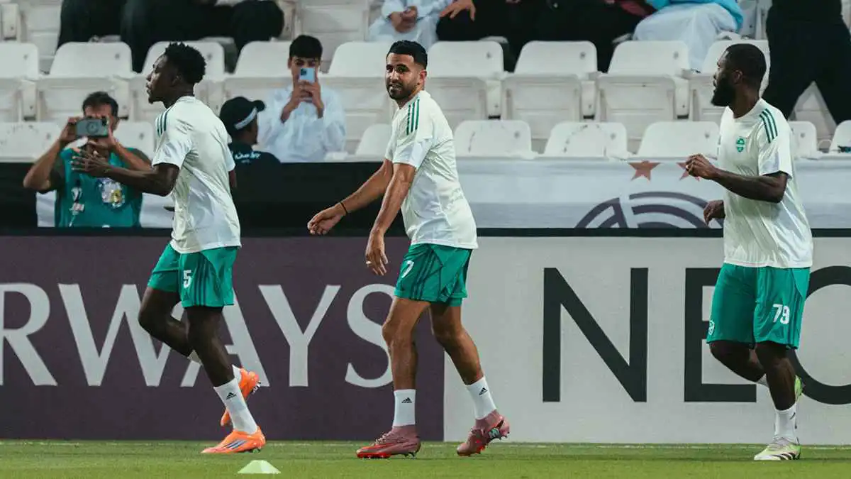 رياض محرز في تدريبات الأهلي السعودي