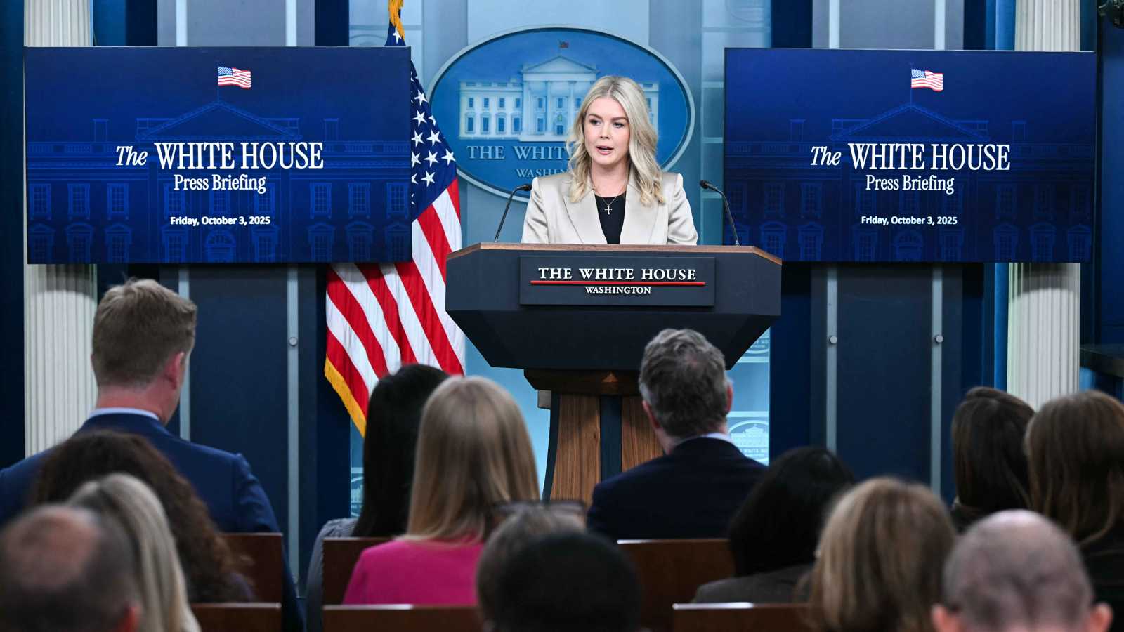 قاض أمريكي يلزم البيت الأبيض بتوفير ترجمة بلغة الإشارة في مؤتمراته