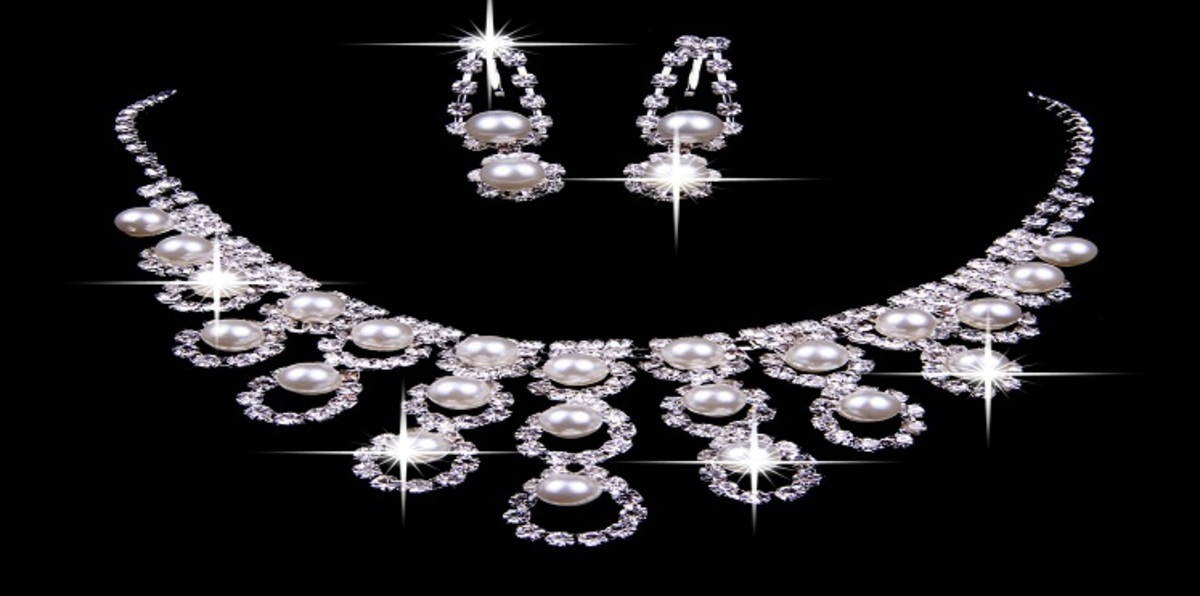 السجن والجلد لمحتالة الألماس ووالدتها في السعودية