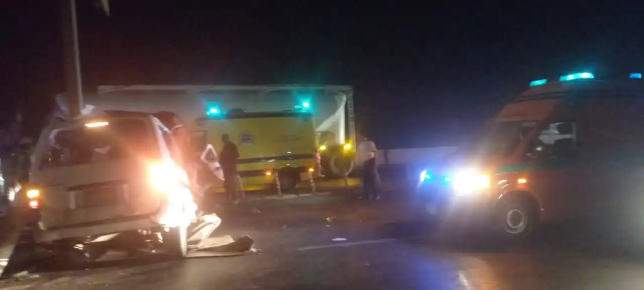 الحافلة بعد انقلابها في الطريق الصحراوي، مصر