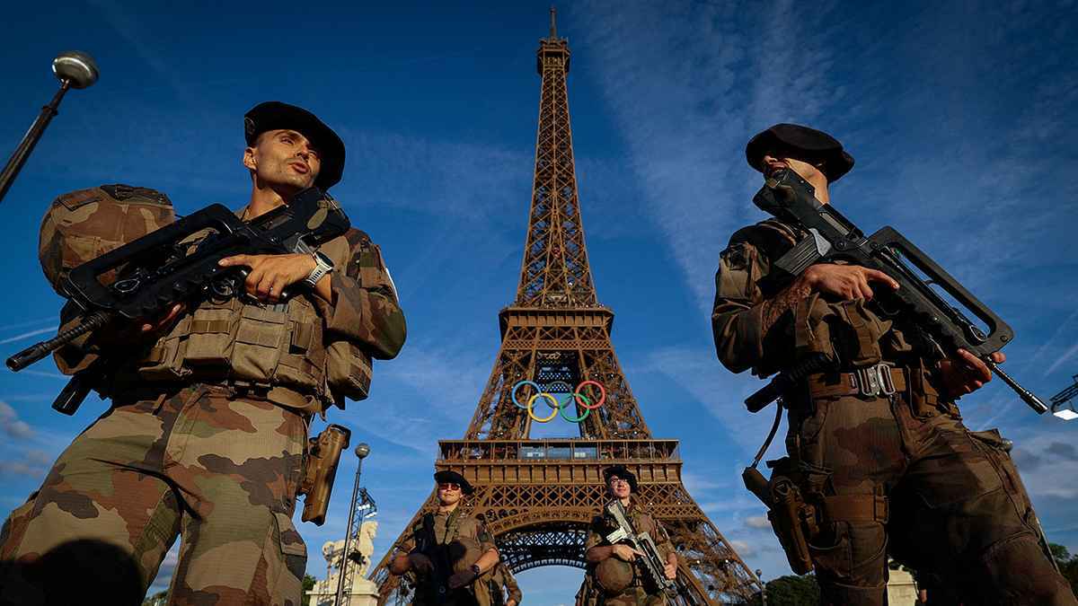 بعد إخلاء محيطه قبل حفل ختام الأولمبياد.. القبض على رجل تسلق برج إيفل (فيديو)