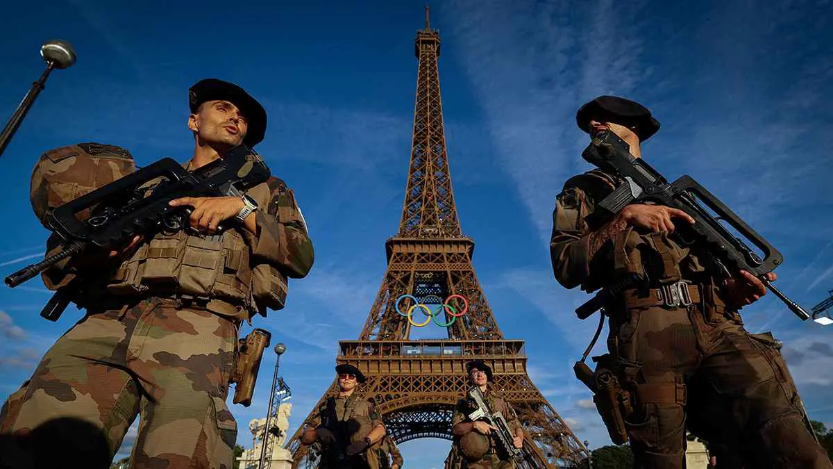 بعد إخلاء محيطه قبل حفل ختام الأولمبياد.. القبض على رجل تسلق برج إيفل (فيديو)