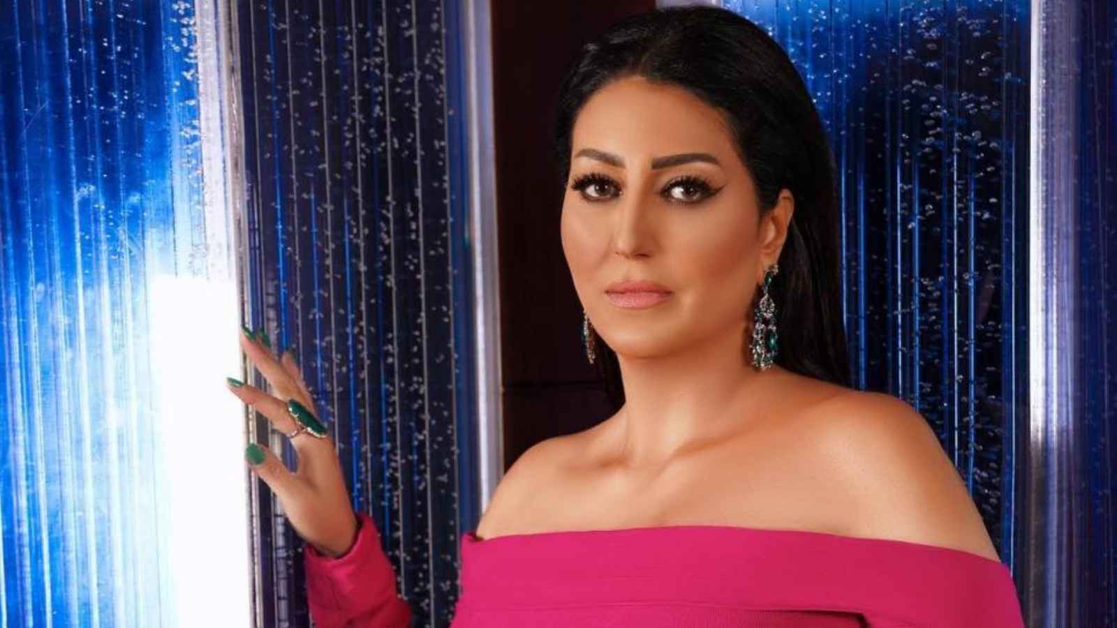 "قُبلة" وفاء عامر لرأس فنان سعودي تثير تفاعلا (فيديو)