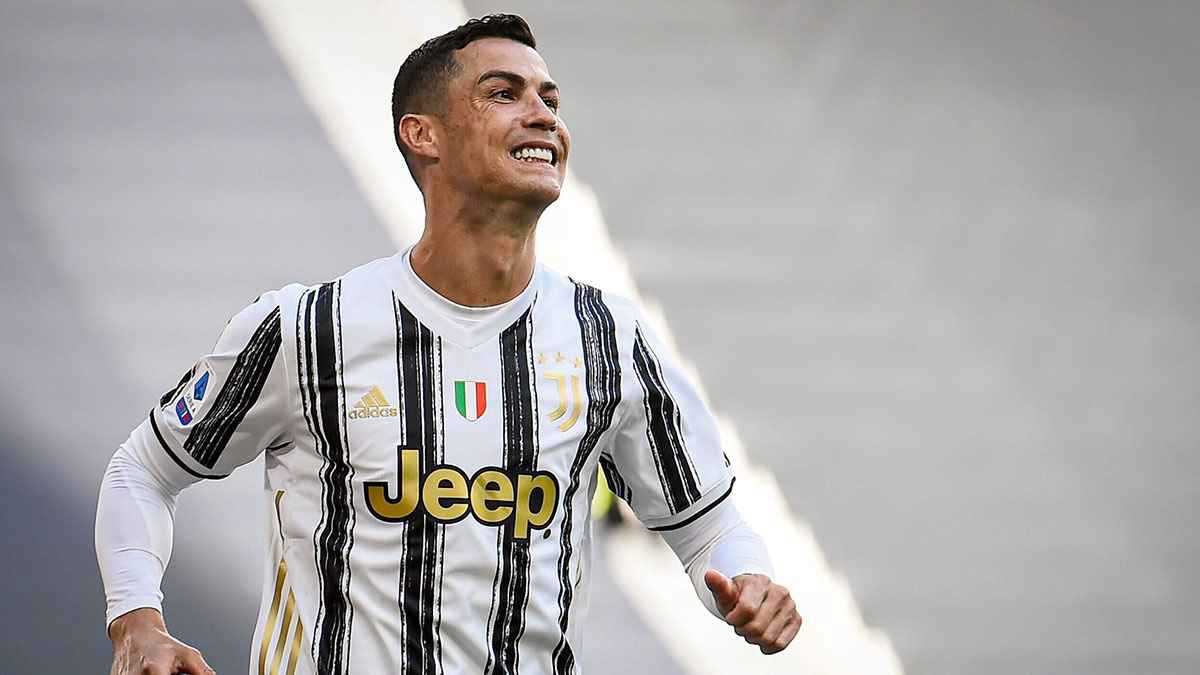 لماذا قام كريستيانو رونالدو بـ"شم ومضغ" العشب خلال وجوده في يوفنتوس؟