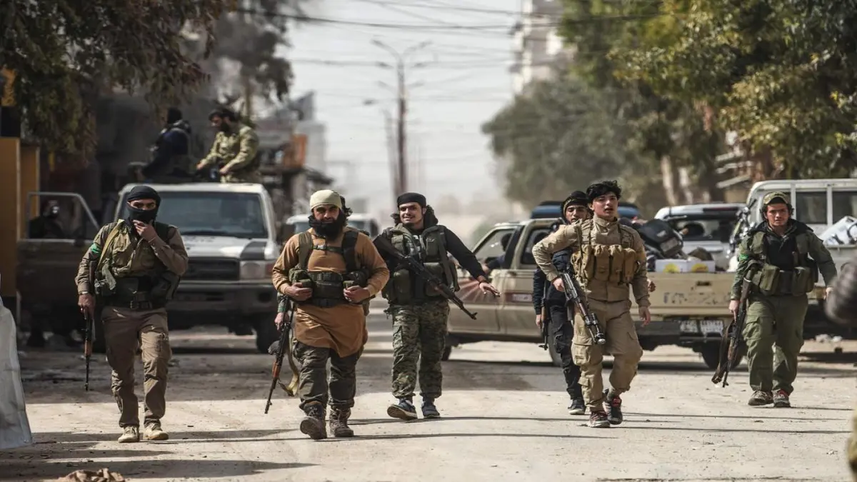 قوات سورية معارضة تدعمها تركيا تتعهد بضرب وحدات حماية الشعب "بيد من حديد"‎