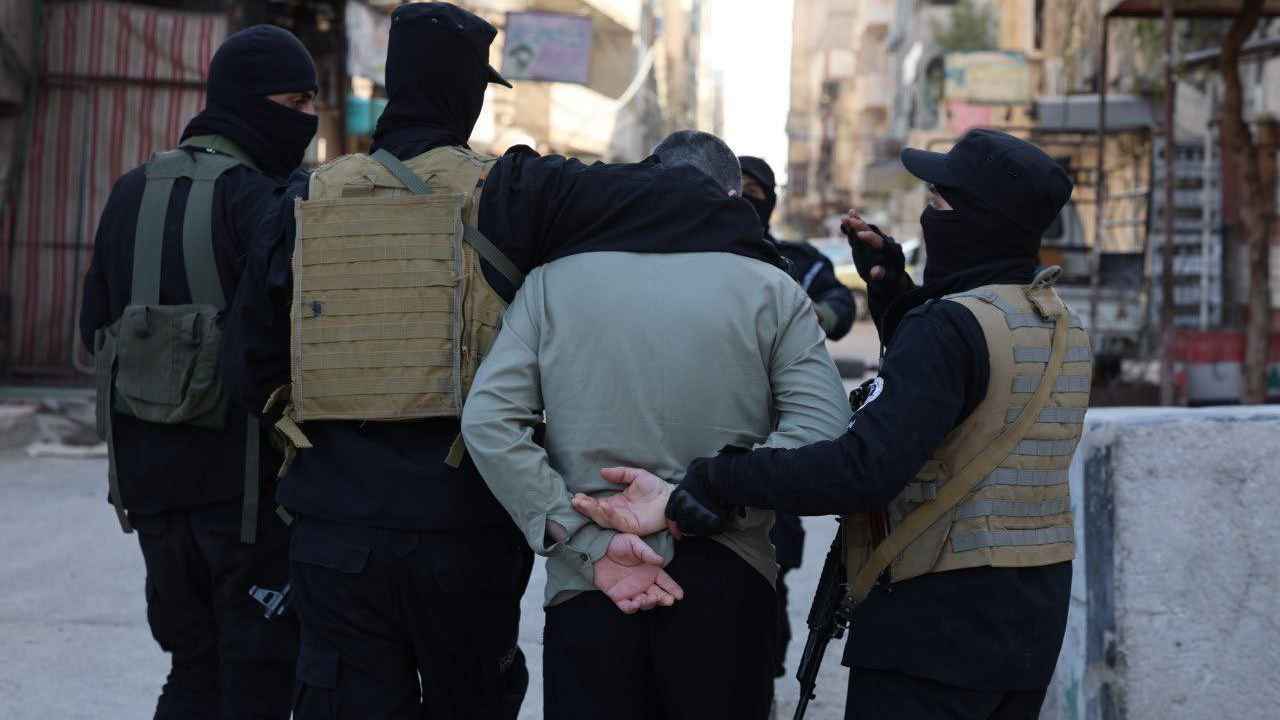 الأمن السوري يعتقل أحد كوادر "ميليشيات البعث" في حلب (فيديو)