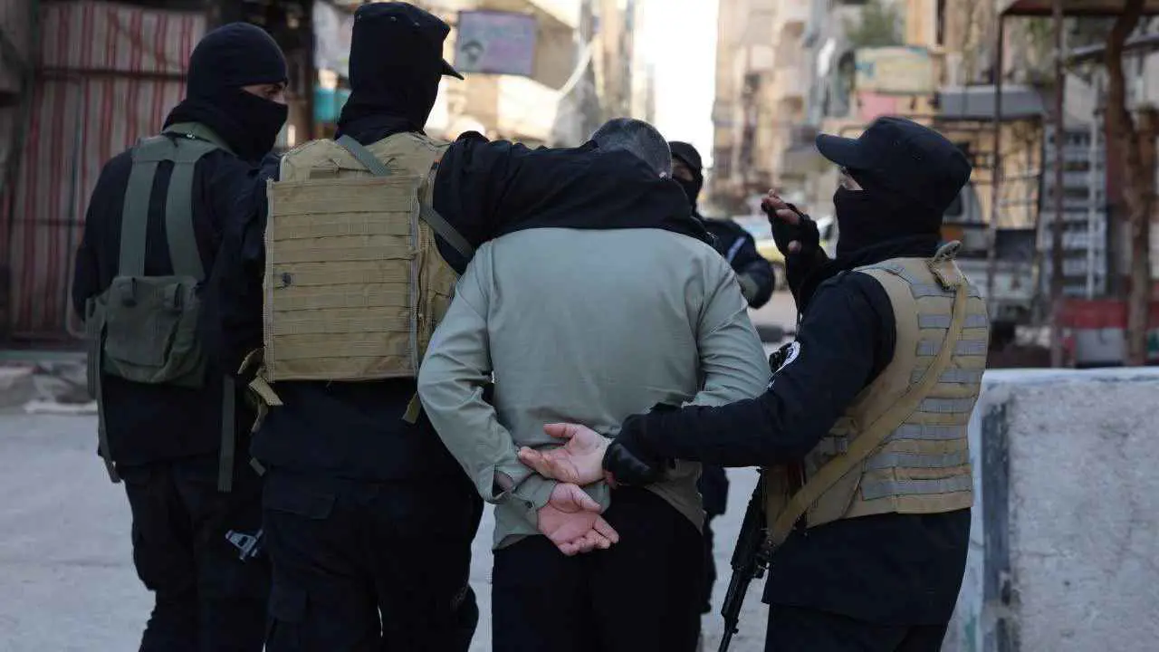 الأمن السوري يعتقل أحد كوادر "ميليشيات البعث" في حلب (فيديو)