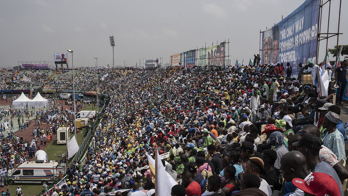 مقتل عدة أشخاص في تدافع خلال تجمع انتخابي للرئيس بخاري في نيجيريا